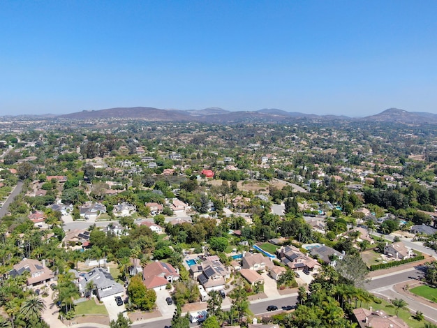 Vista aérea da villa em grande escala na rica cidade residencial de Encinitas, sul da Califórnia, EUA.