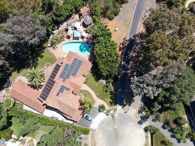 Vista aérea da villa em grande escala na rica cidade residencial de Encinitas, sul da Califórnia, EUA.