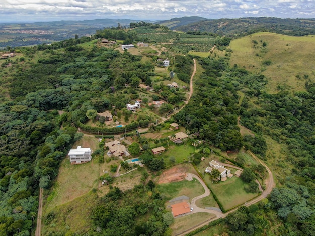 Vista aérea da villa no vale tropical de Monte Alegre do Sul Brasil Destino rural