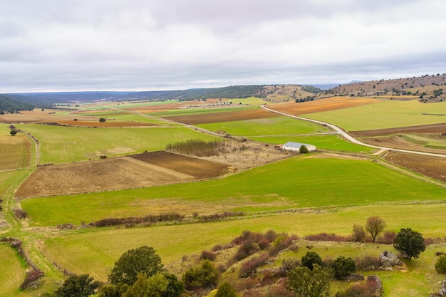 Vista aérea da zona rural de Soria em um dia chuvoso Calatanazor