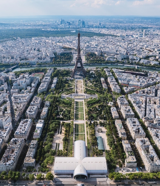 Vista aérea das atrações da cidade de paris da torre eiffel e do rio sena, frança