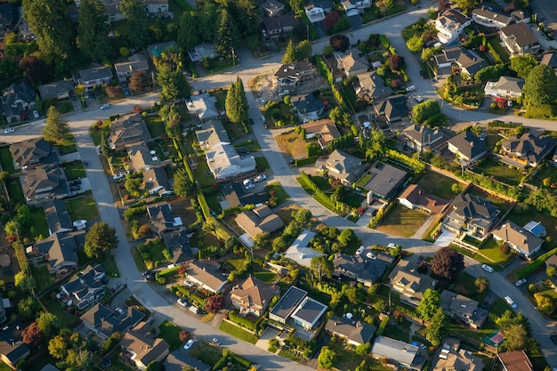 Vista aérea das casas residenciais durante um dia de verão ensolarado vibrante