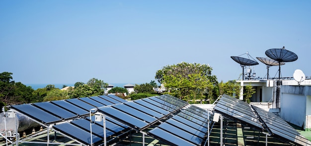 Vista aérea das células solares no telhado