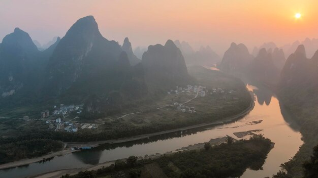 Foto vista aérea das colinas cársticas de xingping e do rio li ao pôr-do-sol perto de yangshuo, na província de guanxi, na china