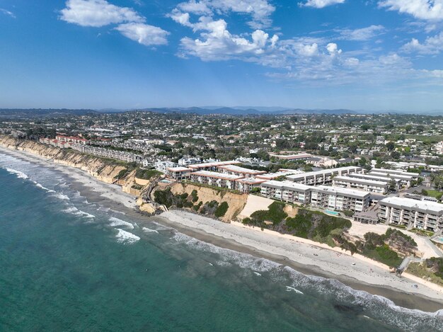Vista aérea das costas de Del Mar, Califórnia, falésias costeiras e casa com o oceano Pacífico azul, San Diego