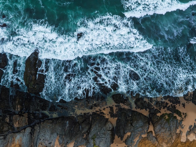 Foto vista aérea das enormes ondas do oceano pacífico