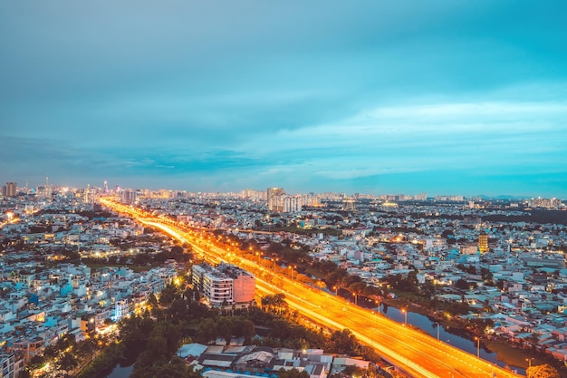 Vista aérea das estradas dos edifícios da Torre Bitexco Estrada Vo Van Kiet na cidade de Ho Chi Minh Longe é o arranha-céu Landmark 81 Conceito de viagem