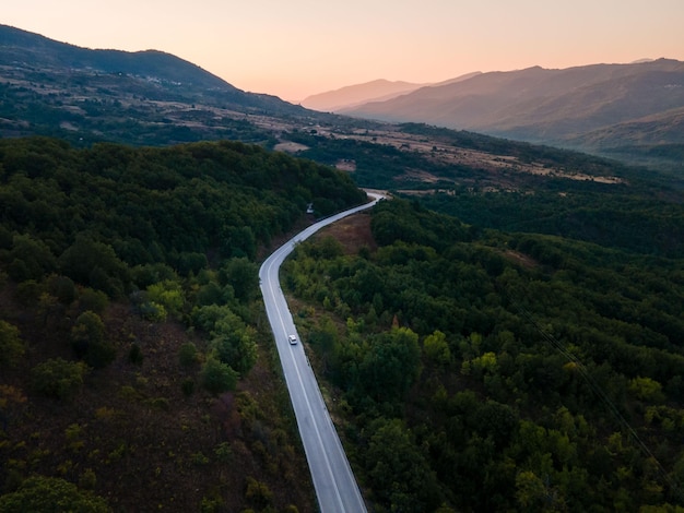 Vista aérea das estradas nas montanhas da Tessália na Grécia