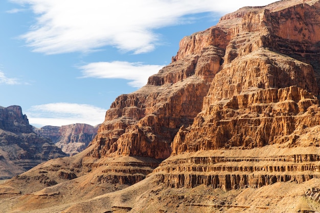 Vista aérea das falésias do Grand Canyon de um helicóptero