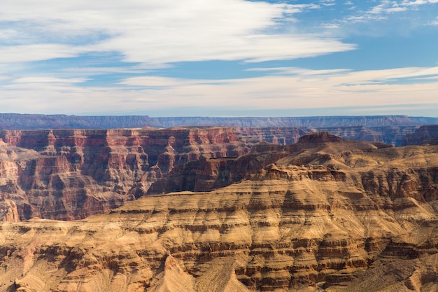 Vista aérea das falésias do Grand Canyon de um helicóptero