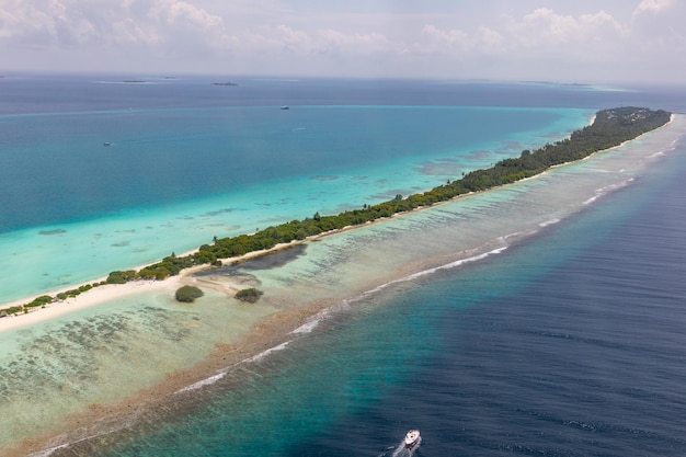 Vista aérea das ilhas Maldivas e atóis. Turismo exótico e fundo de viagens. Mar azul incrível