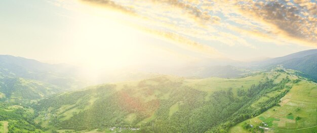 Vista aérea das infinitas pastagens exuberantes das extensões dos Cárpatos e terras agrícolas Campo agrícola cultivado Paisagem rural de montanha ao pôr do sol Ucrânia