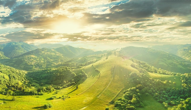 Vista aérea das infinitas pastagens exuberantes das extensões dos Cárpatos e terras agrícolas Campo agrícola cultivado Paisagem rural de montanha ao pôr do sol Ucrânia