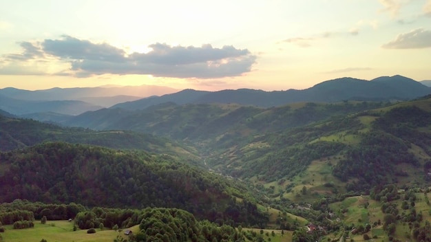 Vista aérea das infinitas pastagens exuberantes das extensões dos Cárpatos e terras agrícolas Campo agrícola cultivado Paisagem rural de montanha ao pôr do sol Ucrânia