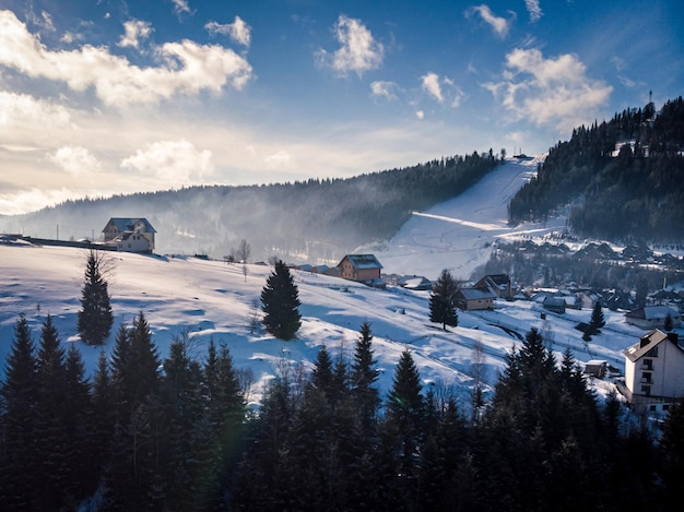 Foto vista aérea das montanhas de inverno com neve