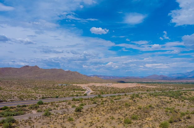 Vista aérea das montanhas do Arizona na rodovia de alta velocidade