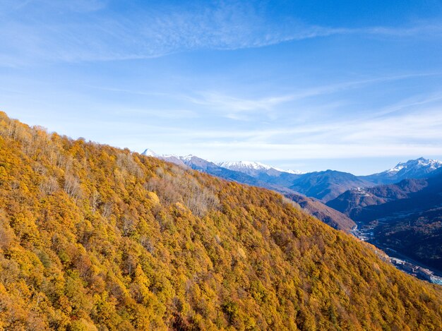 Vista aérea das montanhas do Cáucaso no outono em Krasnaya Polyana, Rússia.