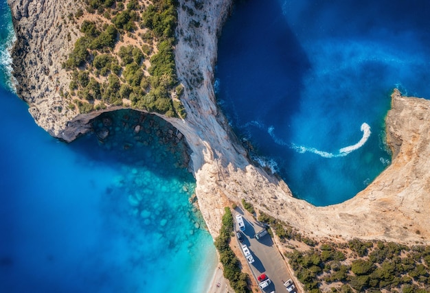 Vista aérea das montanhas do mar azul praia de areia branca ao pôr do sol no verão Ilha de Porto Katsiki Lefkada Grécia Bela paisagem com rochas da lagoa da costa do mar água azul floresta verde Vista superior