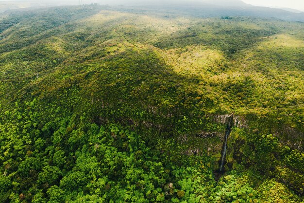 Vista aérea das montanhas e dos campos da ilha de maurícia. paisagens da maurícia.