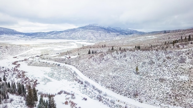 Vista aérea das montanhas no inverno.