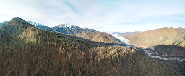 Vista aérea das montanhas perto da vila de Krasnaya Polyana, Sochi, Rússia
