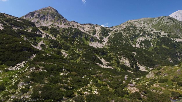 Vista aérea das montanhas Pirin no dia de verão Bansko Bulgária