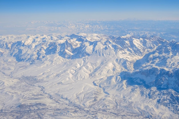 Vista aérea das montanhas Taurus cobertas de neve na Turquia