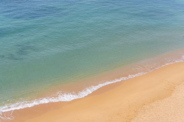 Vista aérea das ondas do mar e da praia