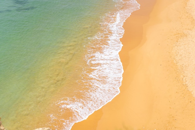 Vista aérea das ondas do mar e da praia