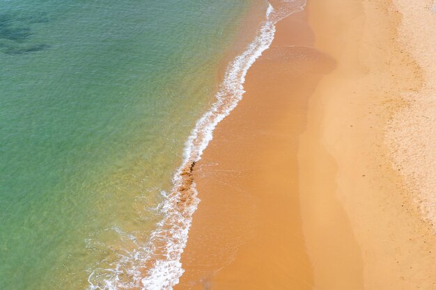 Vista aérea das ondas do mar e da praia