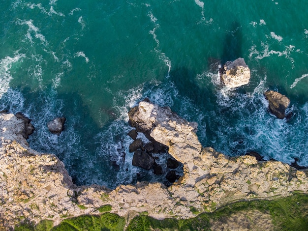 Vista aérea das ondas do mar e falésias fantásticas costa rochosa tyulenovo bulgária