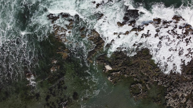 Vista aérea das ondas do mar e falésias fantásticas costa rochosa Tyulenovo Bulgária