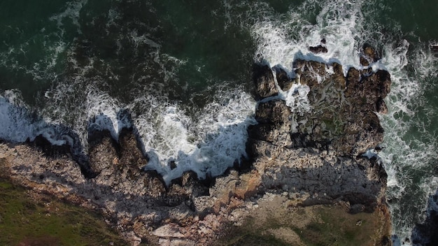Vista aérea das ondas do mar e falésias fantásticas costa rochosa Tyulenovo Bulgária