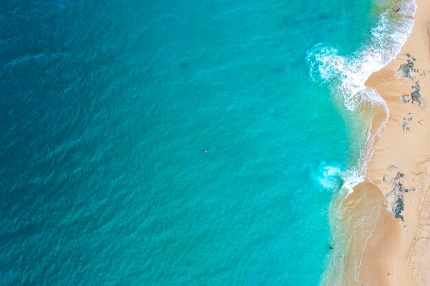 Vista aérea das ondas do mar tocando a praia de St. Martin, Baie Longue