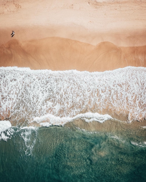 Vista aérea das ondas do mar
