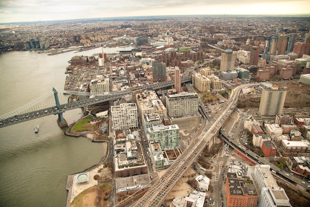 Vista aérea das pontes do brooklyn e de manhattan de helicóptero na cidade de nova york