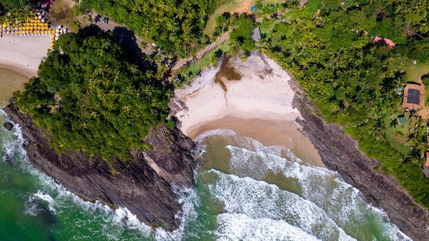 Vista aérea das praias de Itacaré Bahia Brasil Pequenas praias com mata ao fundo e mar com ondas