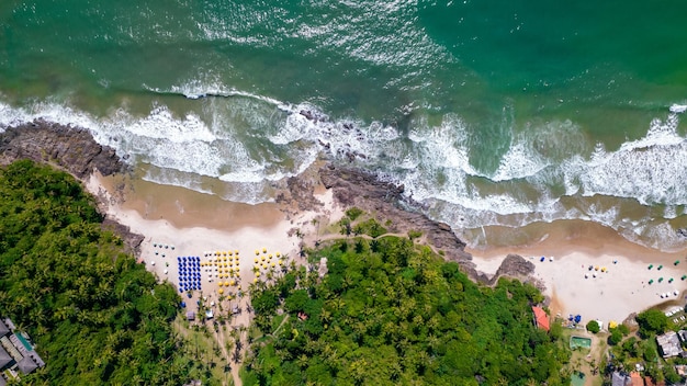 Vista aérea das praias de Itacaré Bahia Brasil Pequenas praias com mata ao fundo e mar com ondas