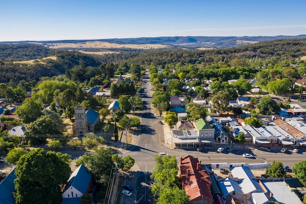 Vista aérea das ruas Ford e Church em Beechworth, Victoria, Austrália