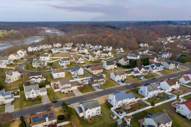 Vista aérea das ruas residenciais de uma pequena cidade nos EUA