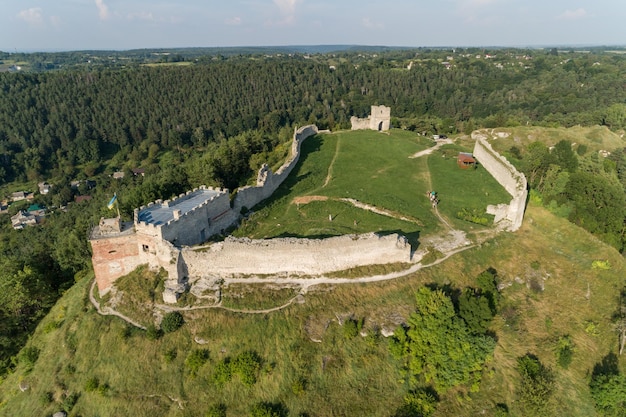 Vista aérea das ruínas do castelo de Kremenets localizadas no topo de uma colina na região de Ternopil da cidade de Kremenets Ucrânia