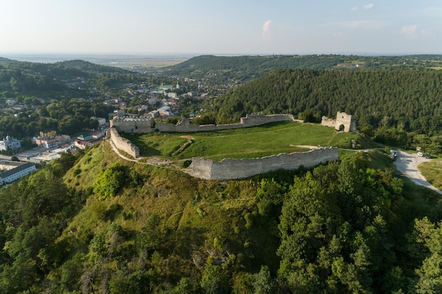 Vista aérea das ruínas do castelo de Kremenets localizadas no topo de uma colina na região de Ternopil da cidade de Kremenets Ucrânia