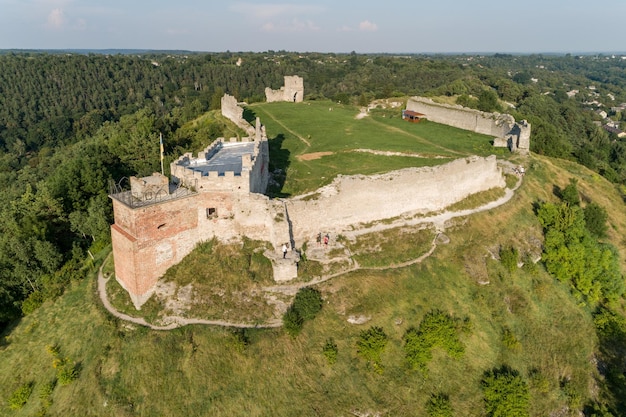 Vista aérea das ruínas do castelo de Kremenets localizadas no topo de uma colina na região de Ternopil da cidade de Kremenets Ucrânia