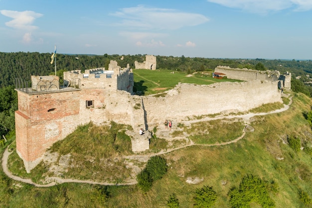 Vista aérea das ruínas do castelo de Kremenets localizadas no topo de uma colina na região de Ternopil da cidade de Kremenets Ucrânia