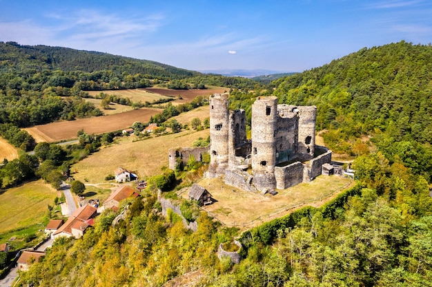 Vista aérea das ruínas do Castelo Domeyrat em Auvergne, França