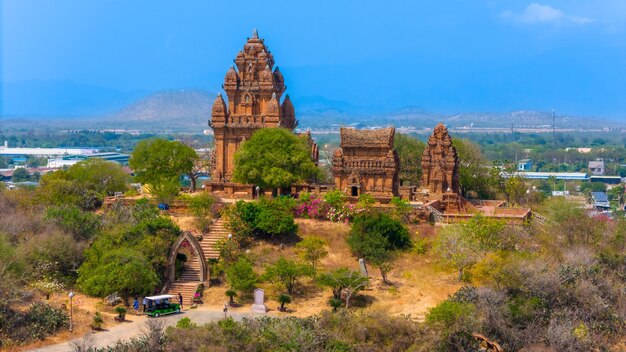 Foto vista aérea das torres cham po klong garai província de ninh thuan vietnã