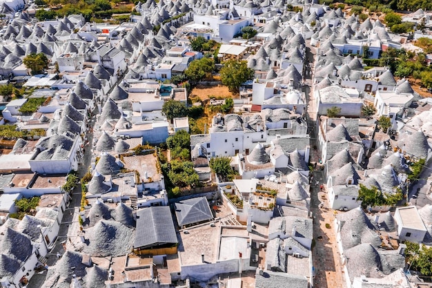 Vista aérea das tradicionais casas trulli em Arbelobello, província de Bari, região de Puglia, Itália