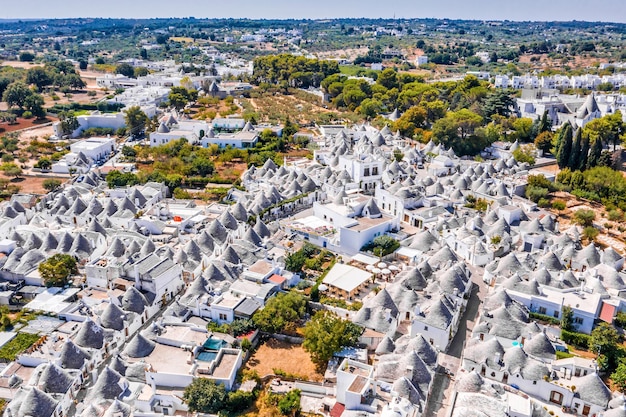 Vista aérea das tradicionais casas trulli em Arbelobello, província de Bari, região de Puglia, Itália