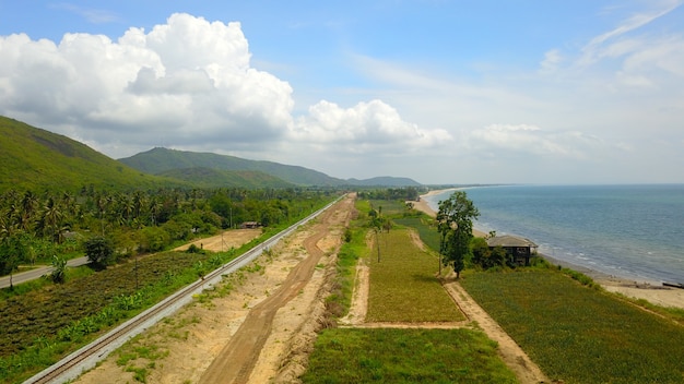 Vista aérea, de, a, estrada ferro, ao longo, a, mar, com, construção, de, um, trilha dobro, estrada ferro