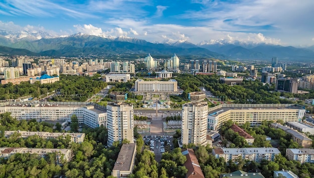 Vista aérea de Almaty na Praça da República